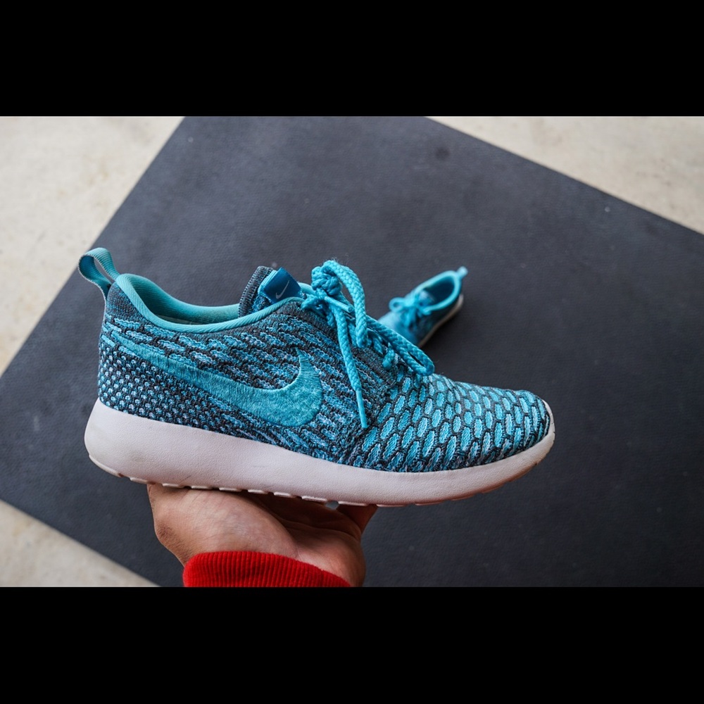 Women’s Nike Roshe Run Flyknit. Sz 5.5
